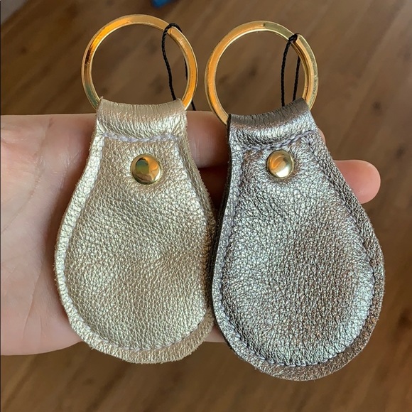 Metallic leather keychain - Picture 2 of 11